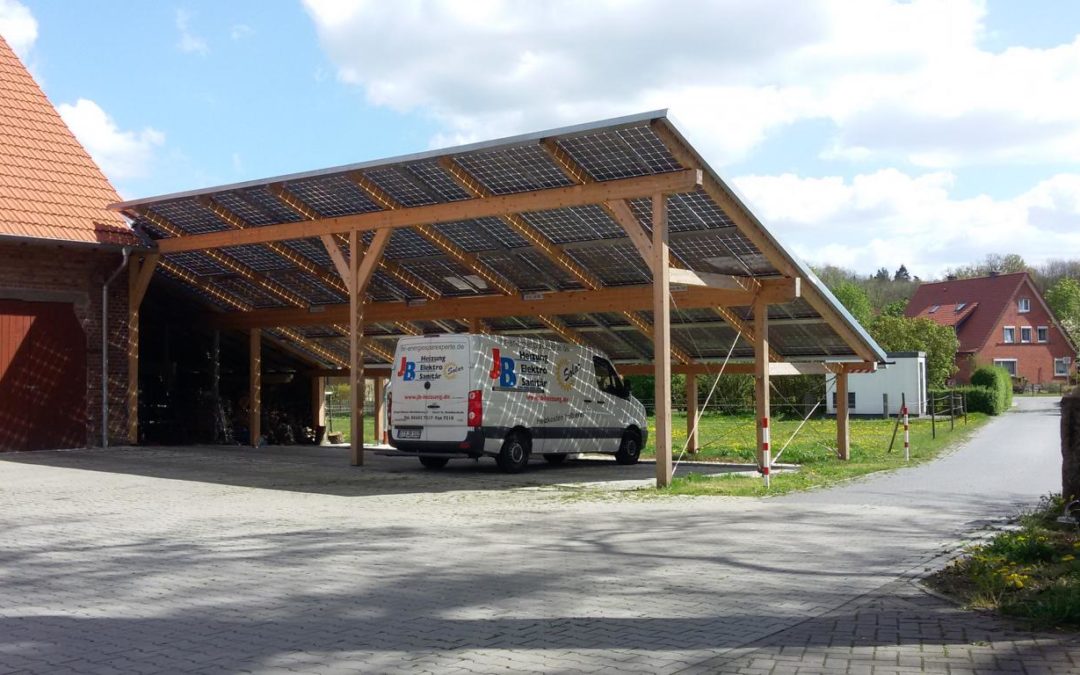 Firmencarport mit durchscheinenden Modulen