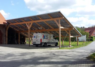 Firmencarport mit durchscheinenden Modulen