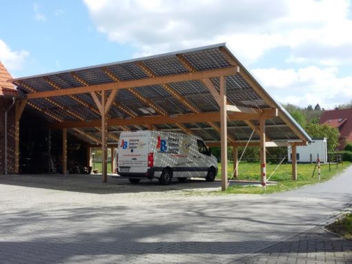 Firmencarport mit durchscheinenden Modulen